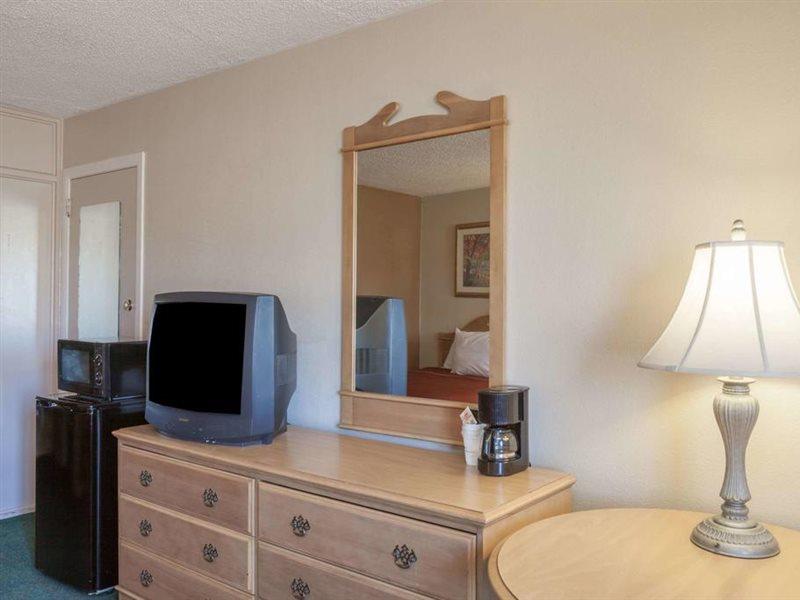 Howard Johnson By Wyndham Bakersfield Exteriör bild