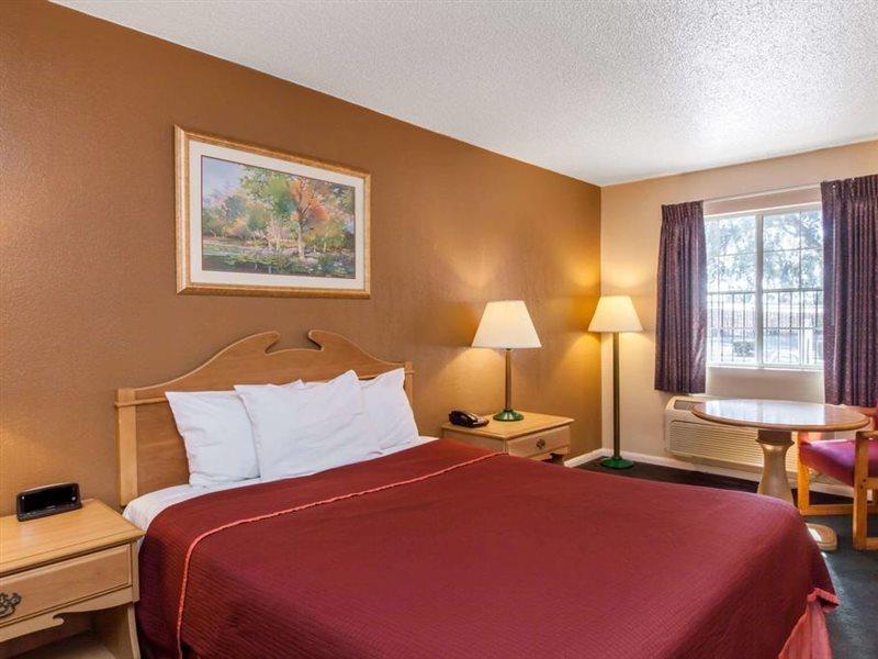 Howard Johnson By Wyndham Bakersfield Exteriör bild