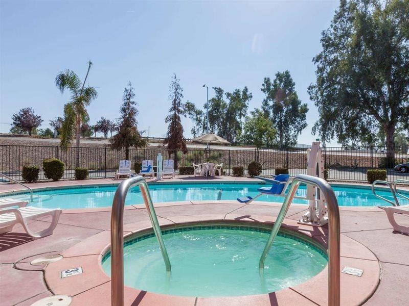 Howard Johnson By Wyndham Bakersfield Exteriör bild