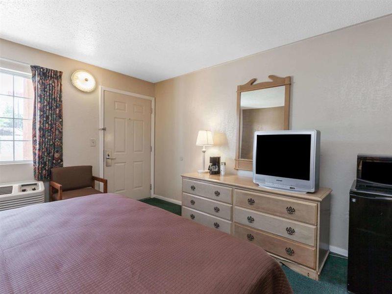 Howard Johnson By Wyndham Bakersfield Exteriör bild