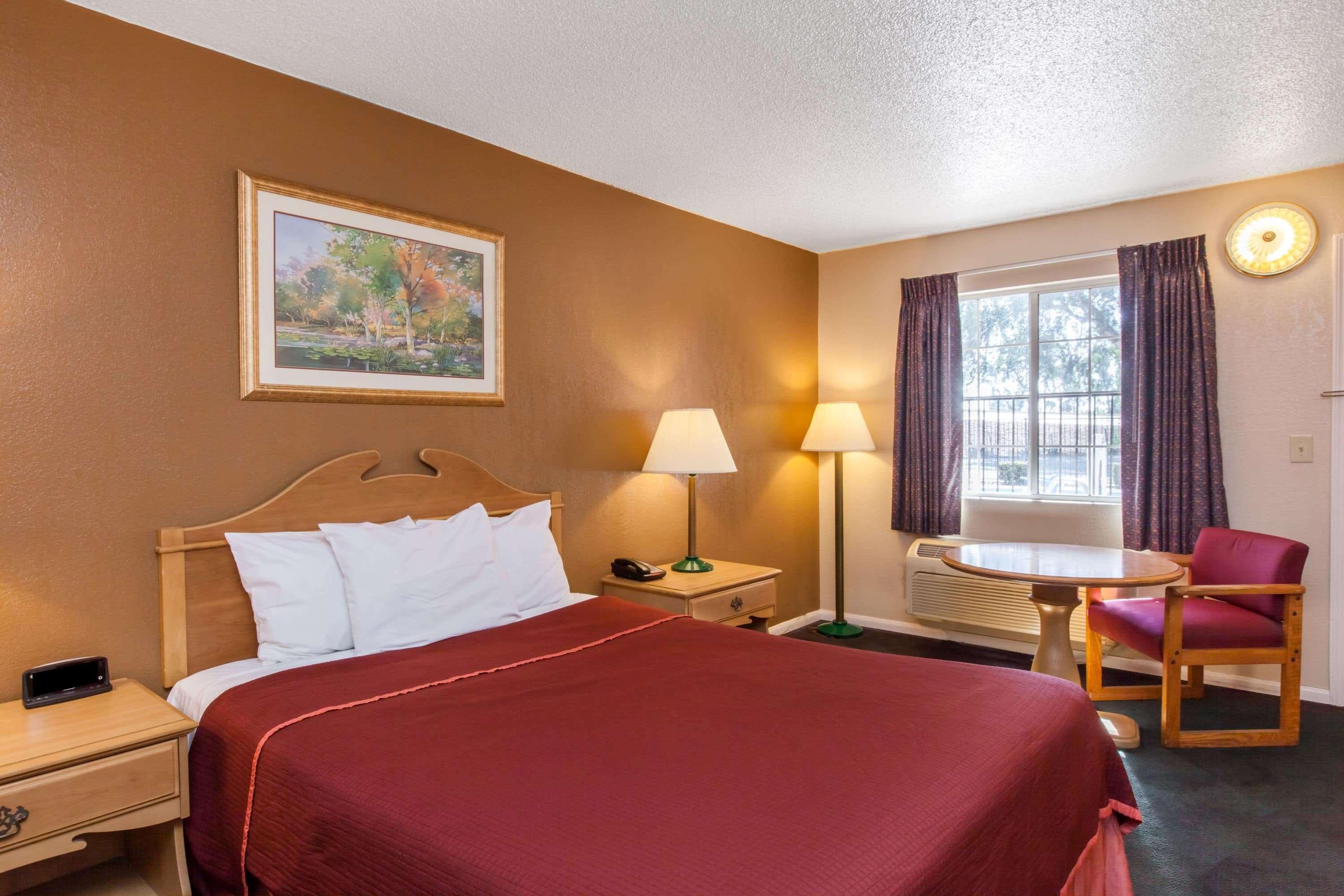 Howard Johnson By Wyndham Bakersfield Exteriör bild