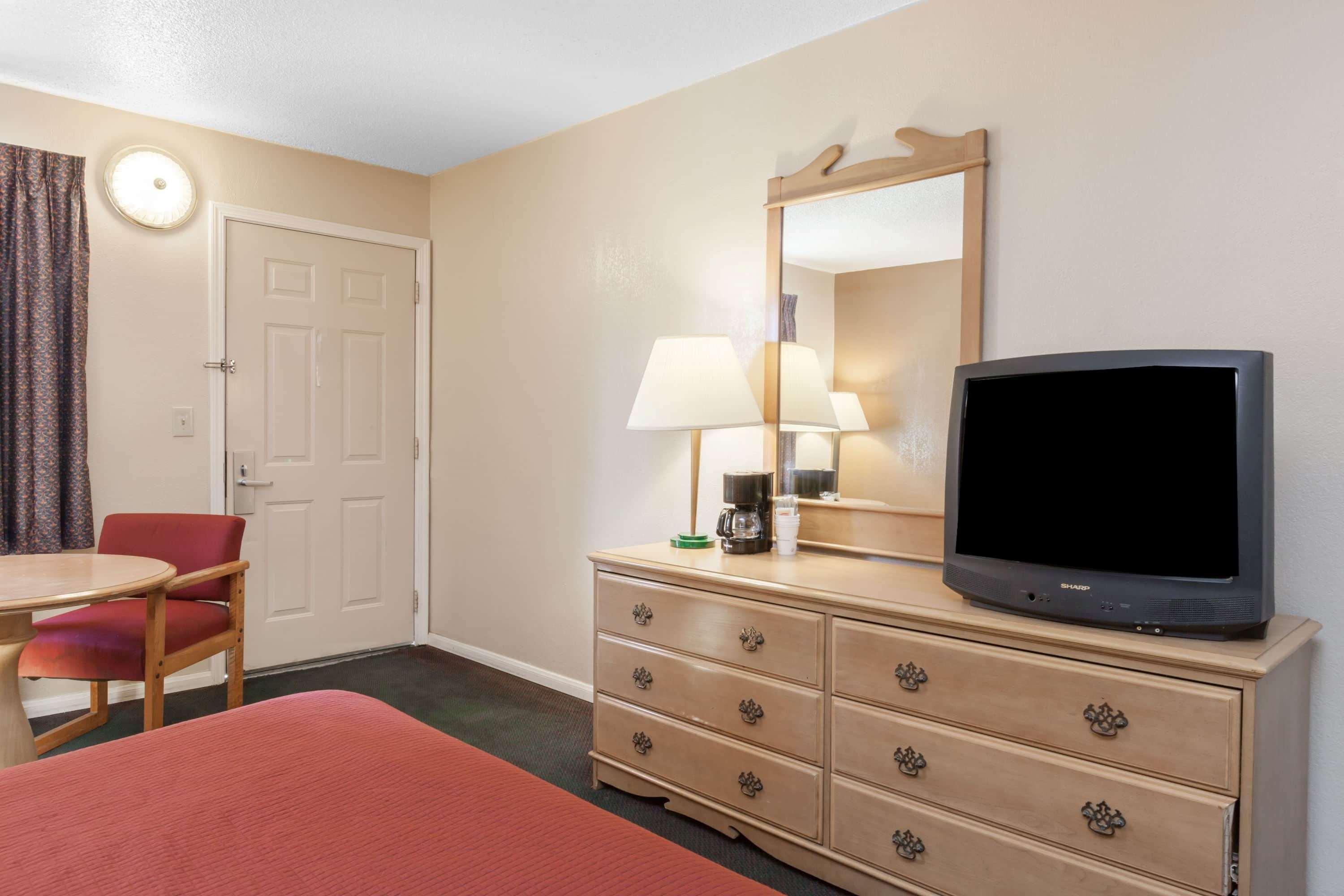 Howard Johnson By Wyndham Bakersfield Exteriör bild